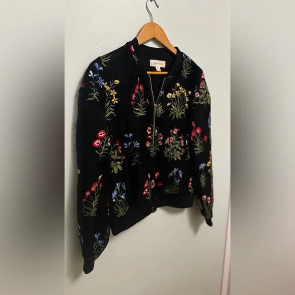 Elegant Black Floral Bomber Jacket - Picture 3 of 10